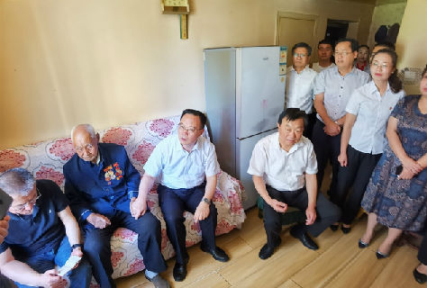时任甘肃省委副书记孙伟一行慰问公司离休干部